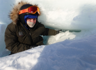 萨拉·约翰逊，新葡新京娱乐场app下载的学生在雪地里 